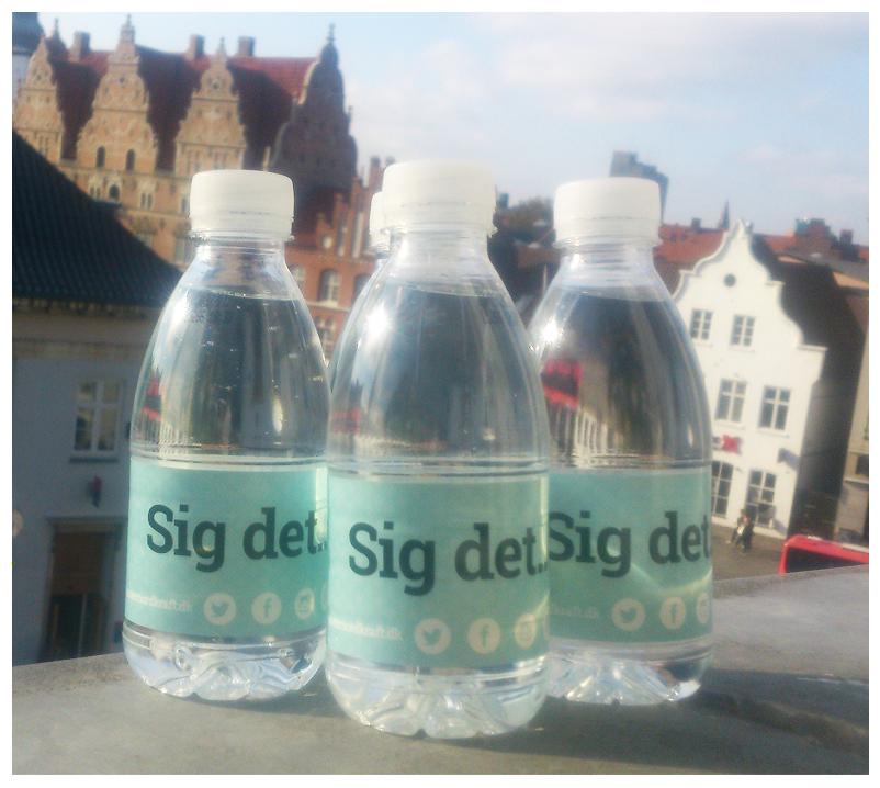 srpgdk's tweet photo. Nye og nydeligt buttede vandflasker til teatret. Go weekend. #aalborg #teaternordkraft #graphicdesign http://t.co/MHIdOd7wko