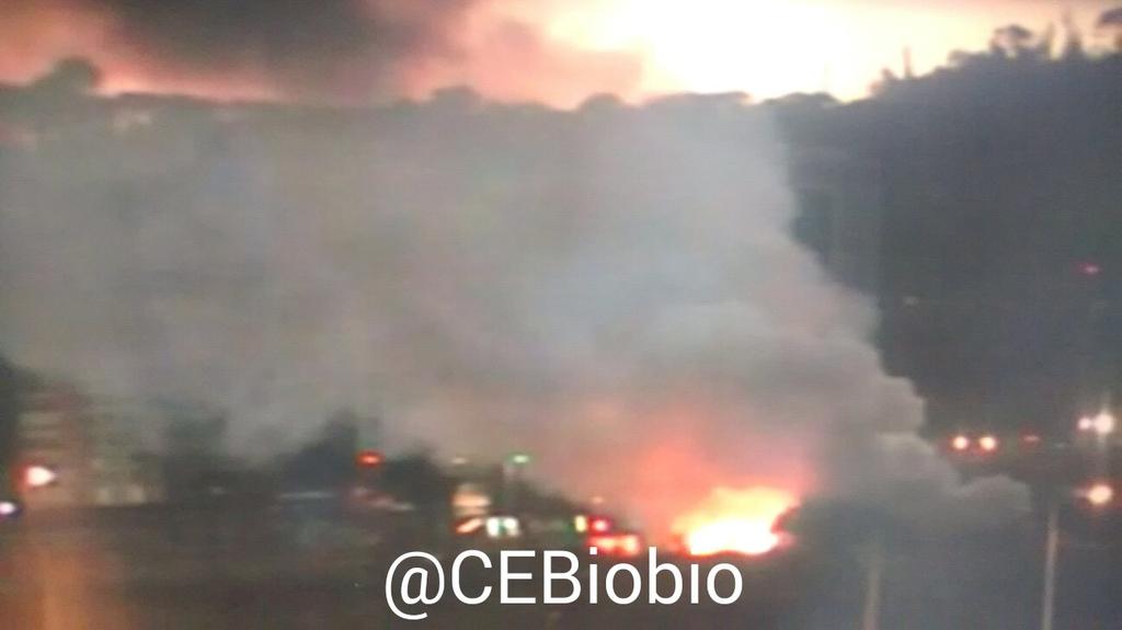 mundomejor23's tweet photo. Alarma de incendio de calle Bilbao en concepción @CEBioBio @infobiobio @esteban_1181 @CEBB_109 http://t.co/3TVMlYZ0GT