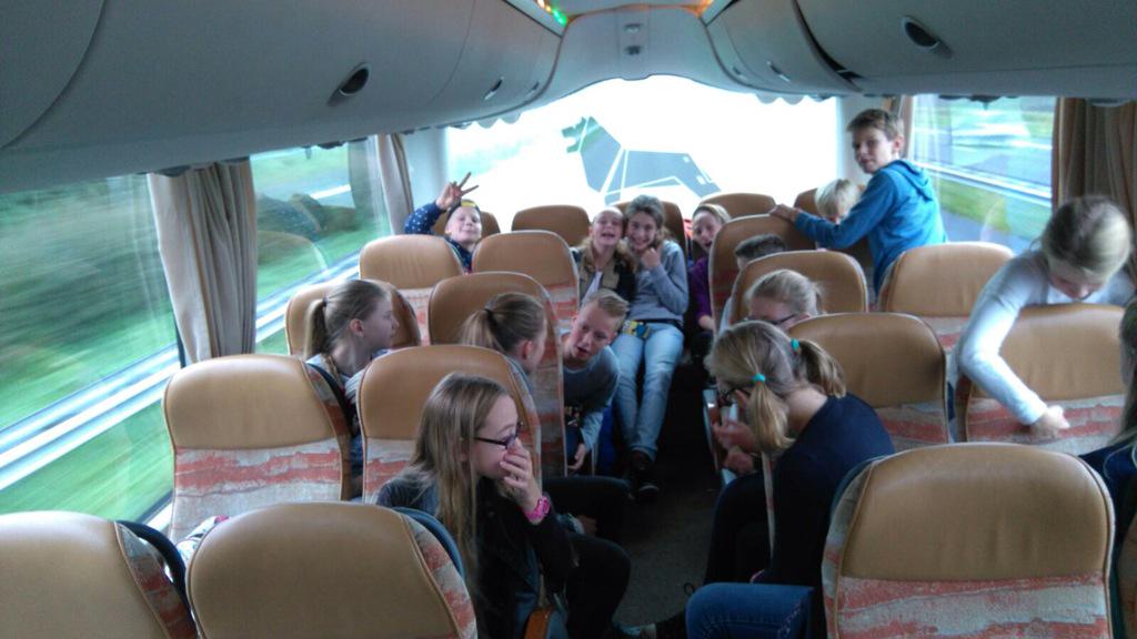Groep 7 en 8 op weg naar het Rijksmuseum in Amsterdam.