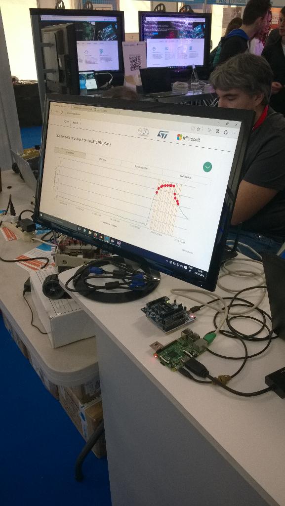 fabrydominici's tweet image. Demo of #secure #sensor2cloud with #students #makers e #startup at #mfr15