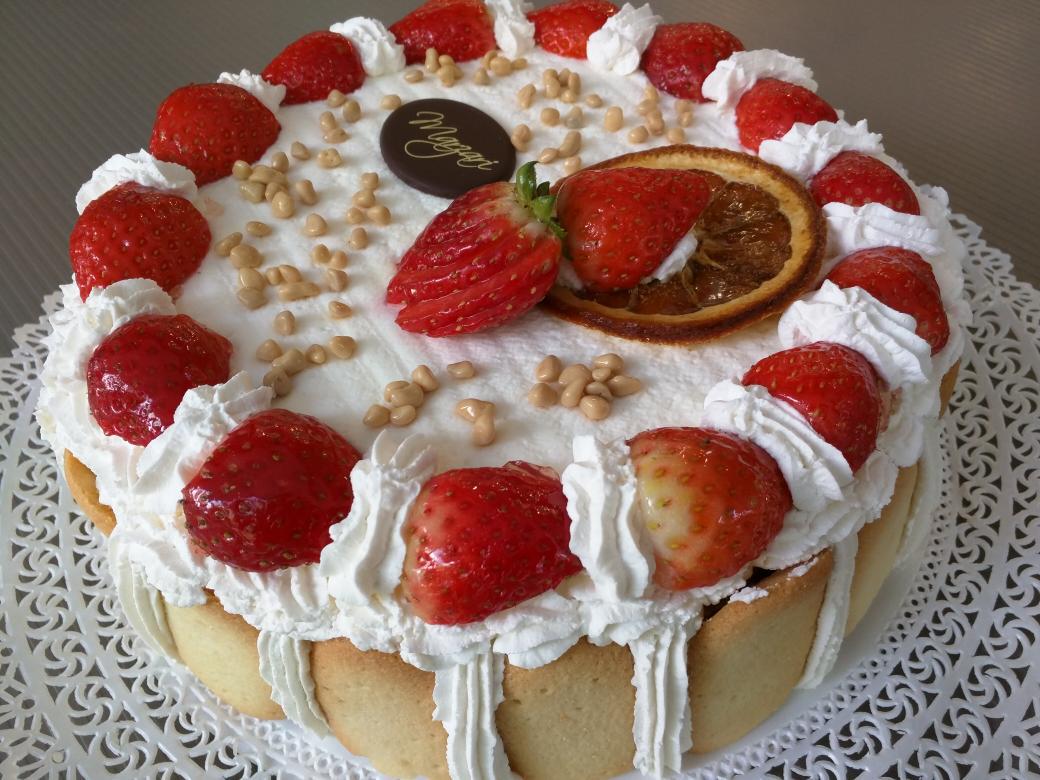 Piove?Perfetto per gustare 6 #tortenuziali al #Dolcemente!0461036036 info@dolcementemarzari.it €20aCoppiaConSpumante