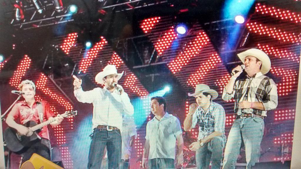 DuplaZReG's tweet photo. @sorocaba 2009 em Taubaté-SP! Obrigado, sempre! http://t.co/tRIeQytB3n
