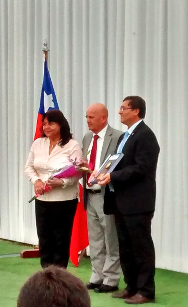ColProfPuchunca's tweet photo. Dirigentes del comunal reciben reconocimiento del Alcalde de #Puchuncaví en celebración del #felizdiadelprofesor http://t.co/pkjaDlEymP