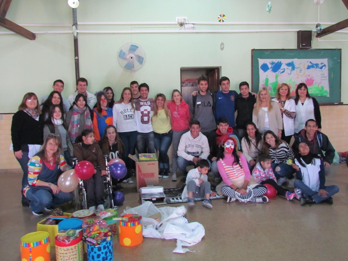 gobiernodejunin's tweet photo. Se hizo entrega a la Esc Nº 502 de instrumentos musicales en el marco del proyecto ganador en el día de la primavera http://t.co/uQ7uAOz5zc