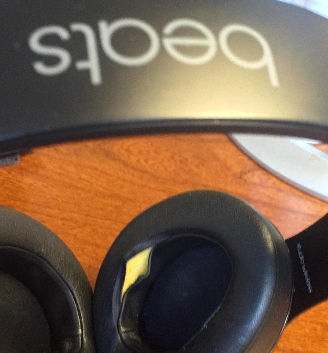 lmc's tweet image. less than a year old; third time seam has separated. @beatsbydre The world is running out of superglue. #qualityfail