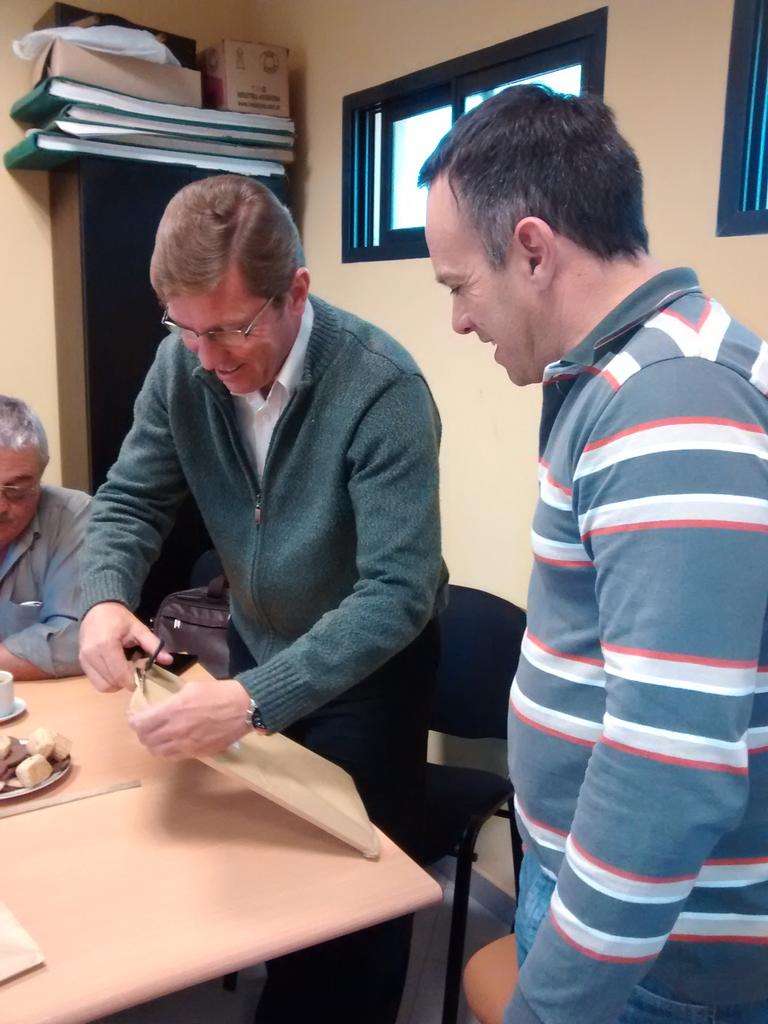 RodrigoBorla's tweet photo. Luego en #Nare acompañamos al Pte comunal #ClaudioArdisana en el acto de licitación para adquisición #Motoniveladora http://t.co/hMn7rhLR0M