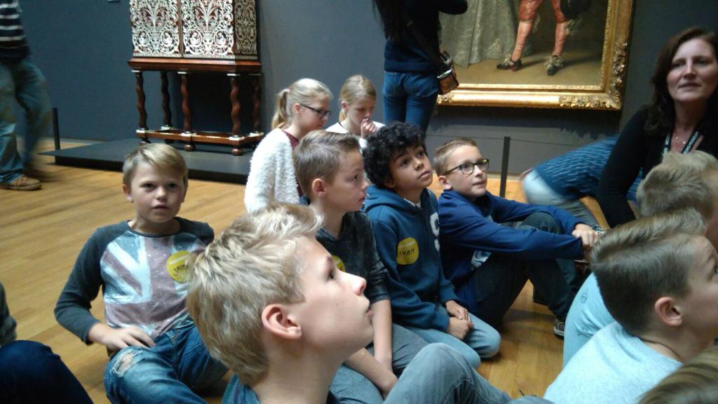 Opperste concentratie groep 7 en 8 bij de rondleiding door het Rijksmuseum.