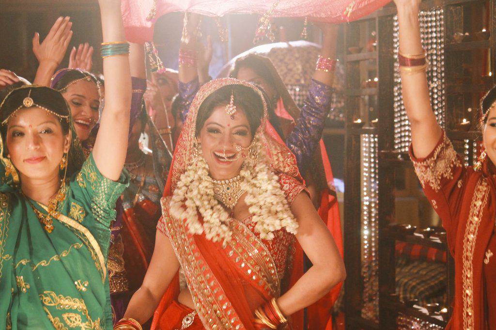 deepikasingh150's tweet photo. Today's episode #Remarriage #surajSandhya #DiyaAurBaatiHum @shashisumeetproductions @starplus http://t.co/UFk490qmLa