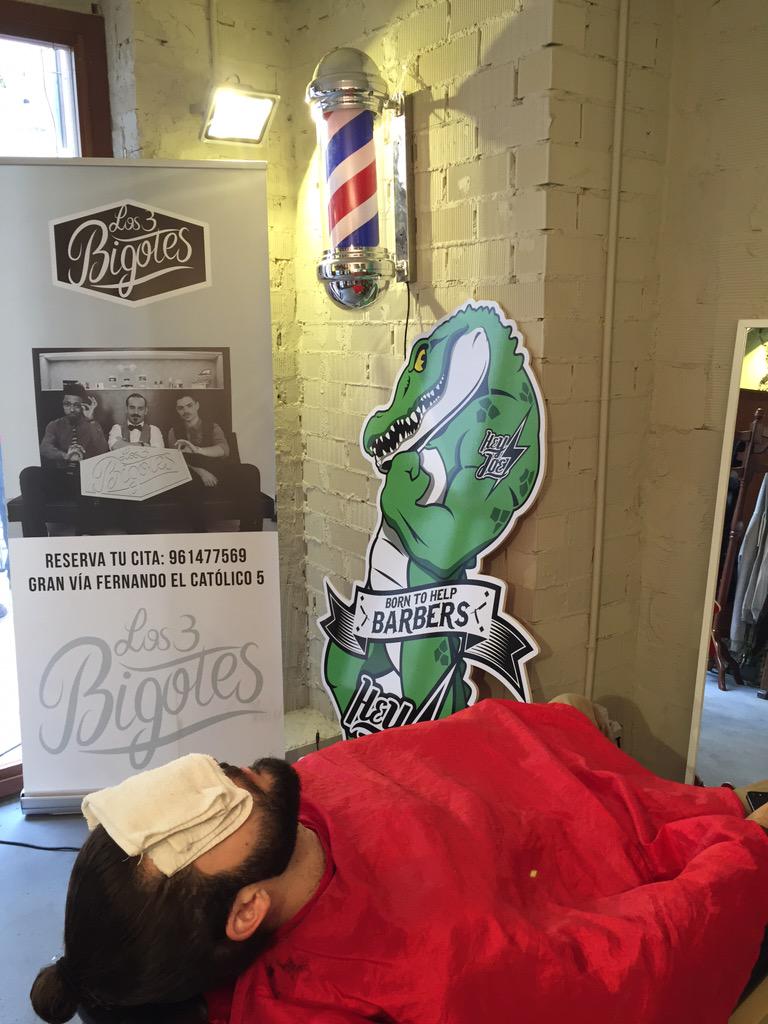 Seguimos dando forma a esas barbas en <a href="/mercatapineria/">Mercado de Tapineria</a> ! #barbershop #barberlife #heyjoe