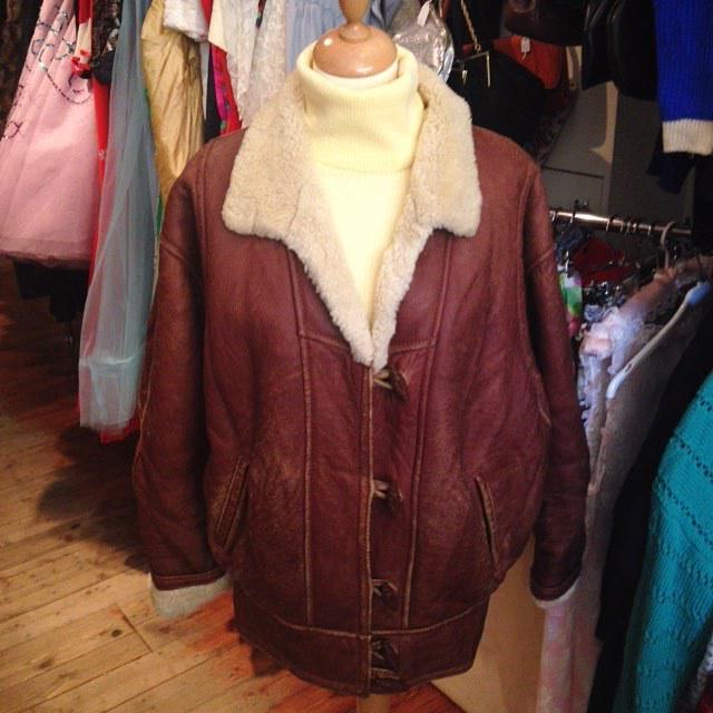 VintageGuruScot's tweet image. Amazing ladies leather and skeepskin flying jacket - size L - £48 #flyingjacket #jacket #ladies #poloneck #vintage …