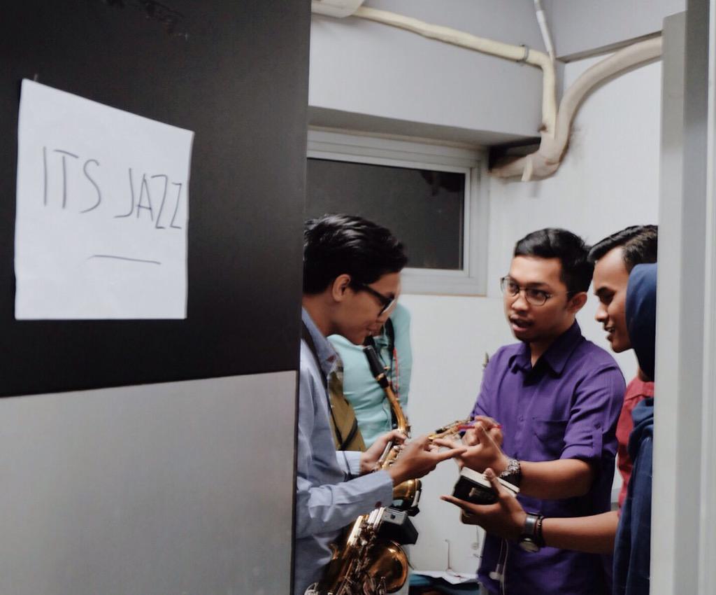 Malam ini di backstage REEVA! 😊🎷