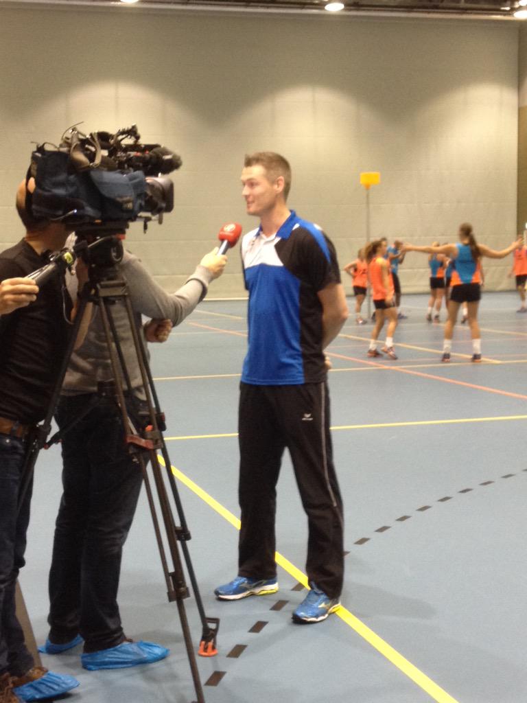 teamnlkorfbal's tweet photo. #hvnl was vanmiddag bij de training van Oranje. Beelden om 18u te zien op SBS6! #WKC2015  #hetWKwinnenwesamen http://t.co/FSi2d5ACg6