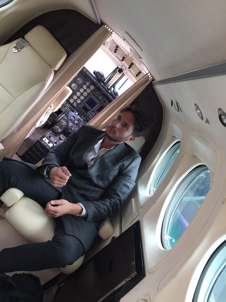 ChriGabon's tweet photo. ✈️🙈✈️👋🏻 #esageri #toy @RobertBebo http://t.co/ZyAnzXEnTQ