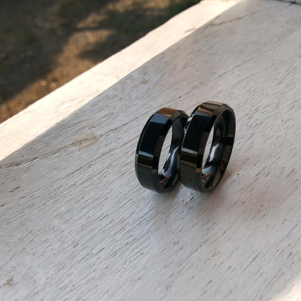 Harga promo cincin titanium hitam sepasang+nama dalam cuma 100rb,bahan anti karat,pemesanan WA/sms 082133033999