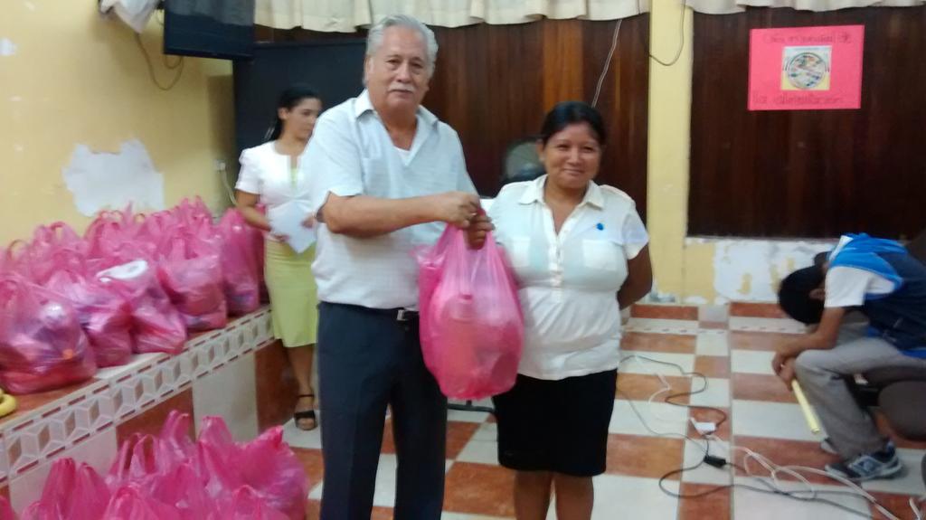 JosimarGlezV's tweet photo. #DiaMundialDeLaAlimentacion Conferencia a P.F. y entrega de despensas donadas x alumnos de la #EST20 #SNTEJovenCsur http://t.co/CCz6x0gQFj