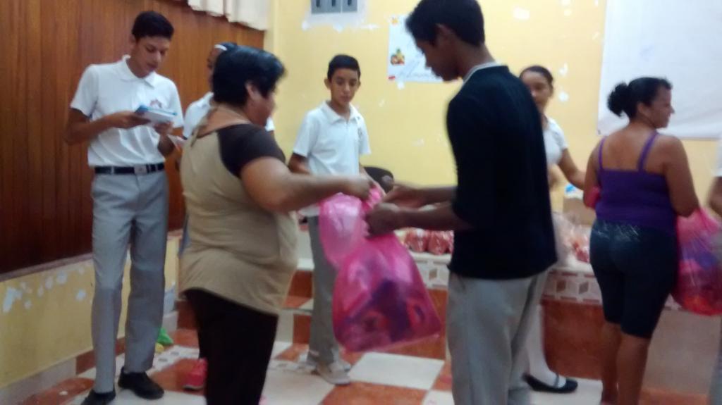 JosimarGlezV's tweet photo. #DiaMundialDeLaAlimentacion Conferencia a P.F. y entrega de despensas donadas x alumnos de la #EST20 #SNTEJovenCsur http://t.co/CCz6x0gQFj