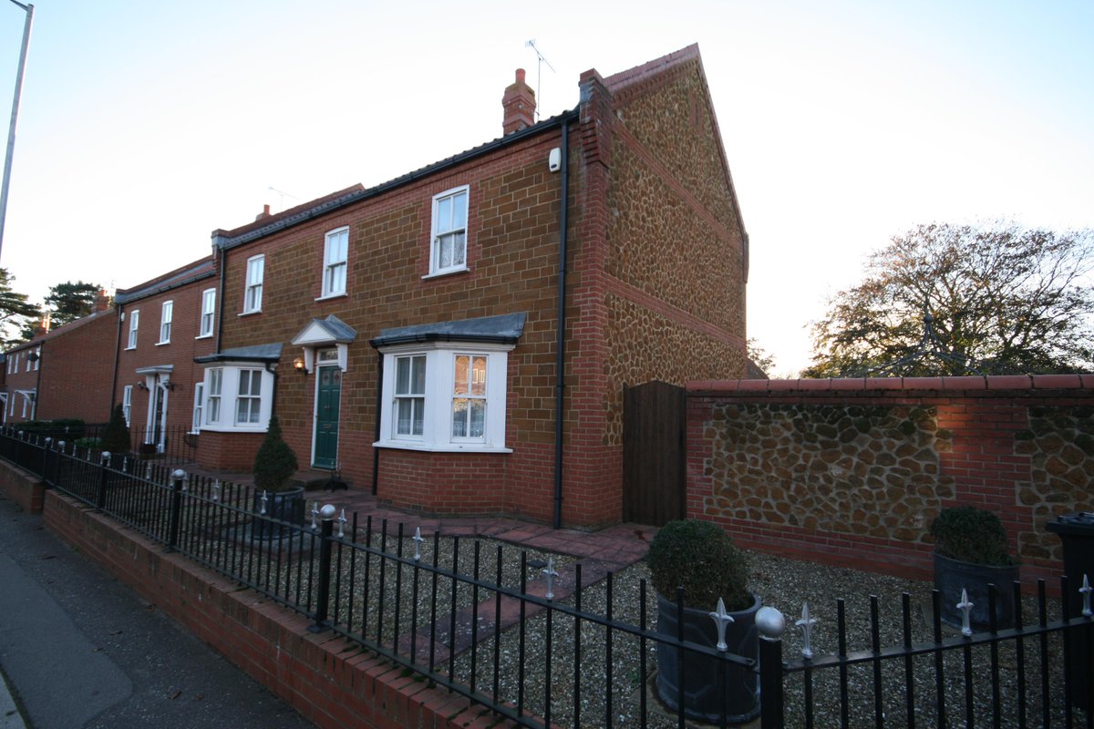 sowerbyslets's tweet photo. *** NEW LISTING ***
http://t.co/ZpGgmxwhbg
#Sowerbys #Snettisham #Lettings #NorfolkRT #Property #LettingAgents #RT http://t.co/JxY2jPql2z
