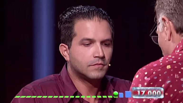 effebienne's tweet image. Concorrente di #avantiunaltro bara? Forse ha letto le risposte dal foglio di #Bonolis: goo.gl/nF637k