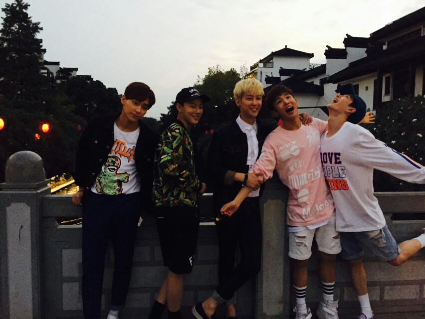 UNIQ_5's tweet photo. UNIQ 1주년 5분밖에 안 남았네요! 저희들의 선물 Best Friend는 잘 들어보셨나요? 1년동안 많이 사랑해주셔서 정말 감사합니다! 앞으로도 오래오래 함께 해요 사랑합니다 워아이니먼 아이시떼루~! http://t.co/0pPUeIYpA3