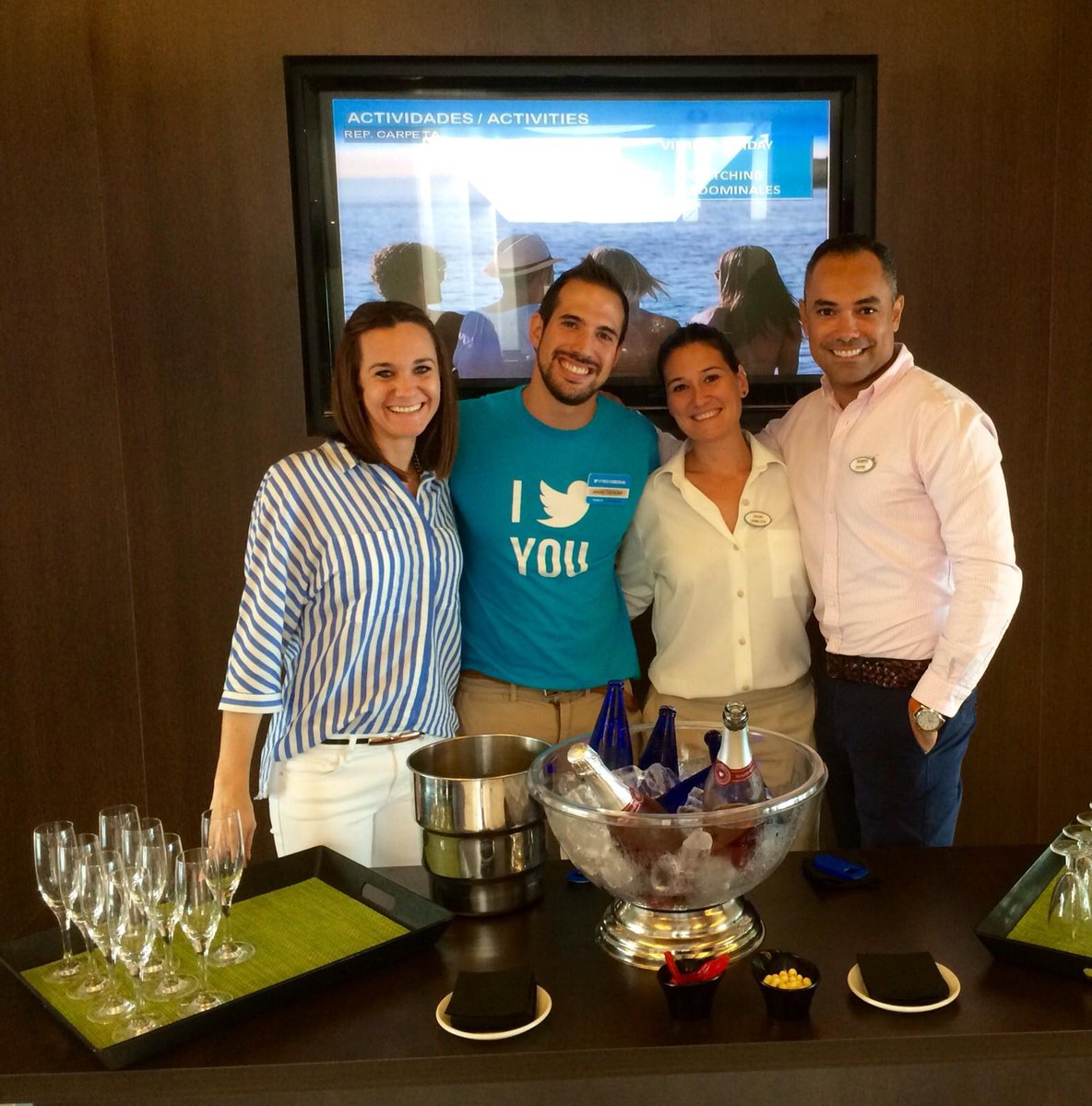 OceanHouseCosta's tweet photo. Que mejor manera de comenzar las vacaciones que con una copita de champán! #WelcomeDrinks #SolHouseCosta #HouseMusic http://t.co/ofbnnlIbUJ