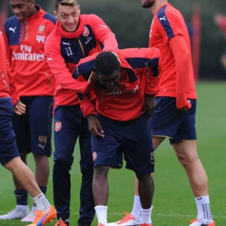 Apapun aktifitas\y tetap hrus menutup aurat.. Happy birthday to u Mesut Ozil :) hehe 