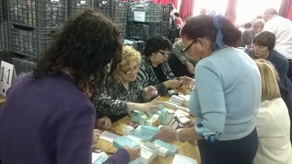 LaFunddeJabad's tweet image. Los voluntarios y participantes de #Javaia en la clasificación de medicamentos de #Refuot