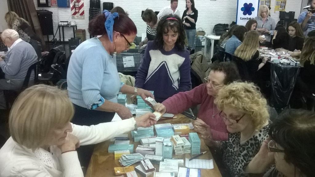 LaFunddeJabad's tweet image. Los voluntarios y participantes de #Javaia en la clasificación de medicamentos de #Refuot