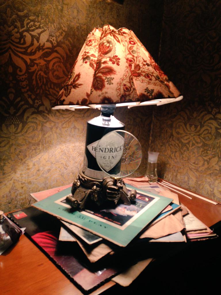 V_deVictoria's tweet photo. Que noche la de anoche en el #HendricksSecretRoom una noche inusual para personas inusuales🍸 http://t.co/xThTe5HCgf