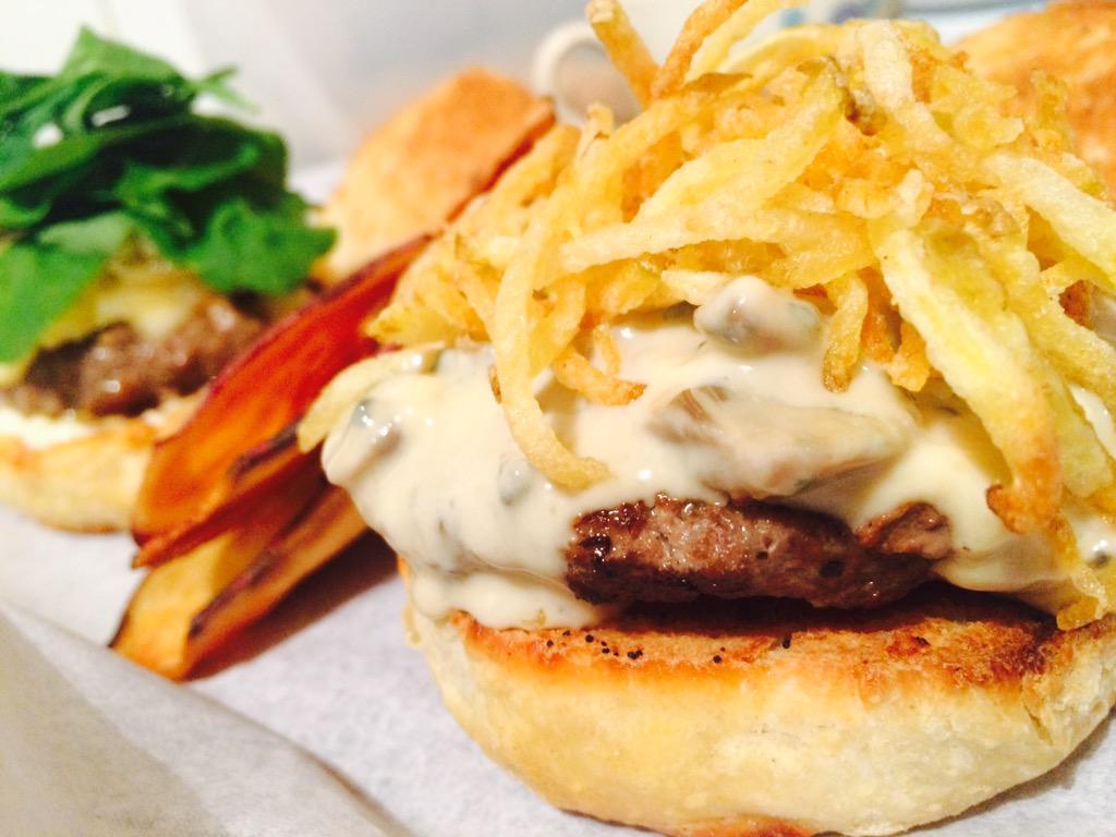lyllsgourmet's tweet photo. Ya probaste The ROCKEFELLER BURGER? Quedo Roquefort fundido con champiñones salteados y divinas papas pay de topping http://t.co/WrnHS8bFTo