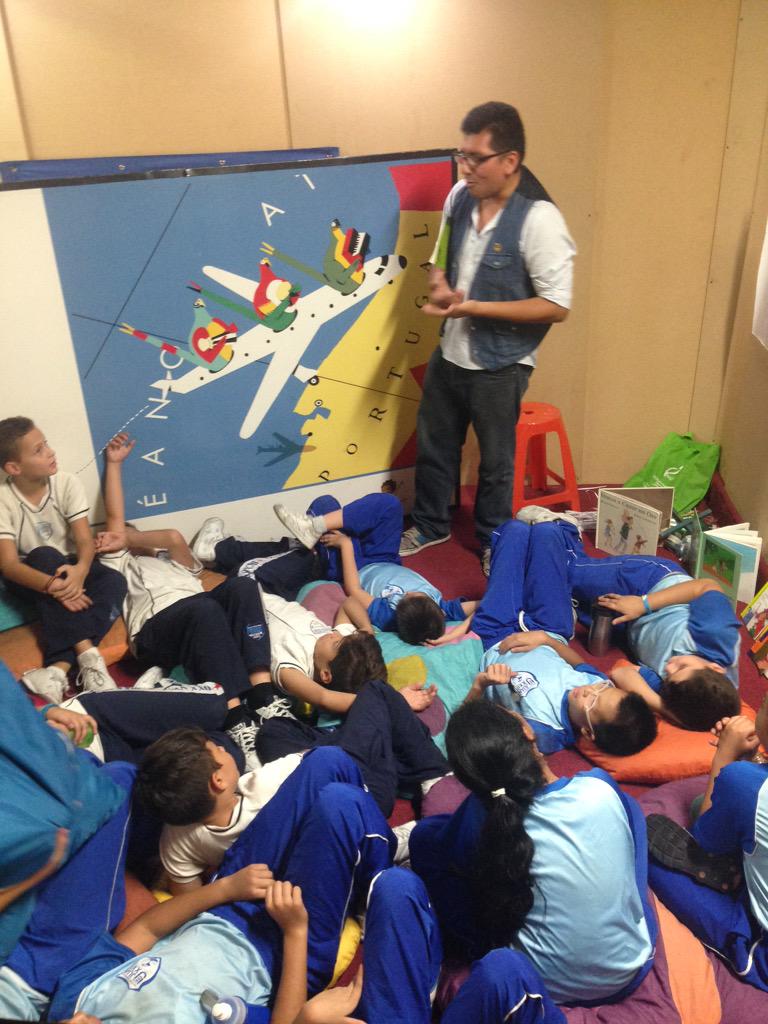 celimar80's tweet photo. @colegiojuan23 @sedejuanito Alumnos de 5 "E" visitando la FILUC, excelente experiencia 📝📖📓📚📜 http://t.co/iEVInLE4NI