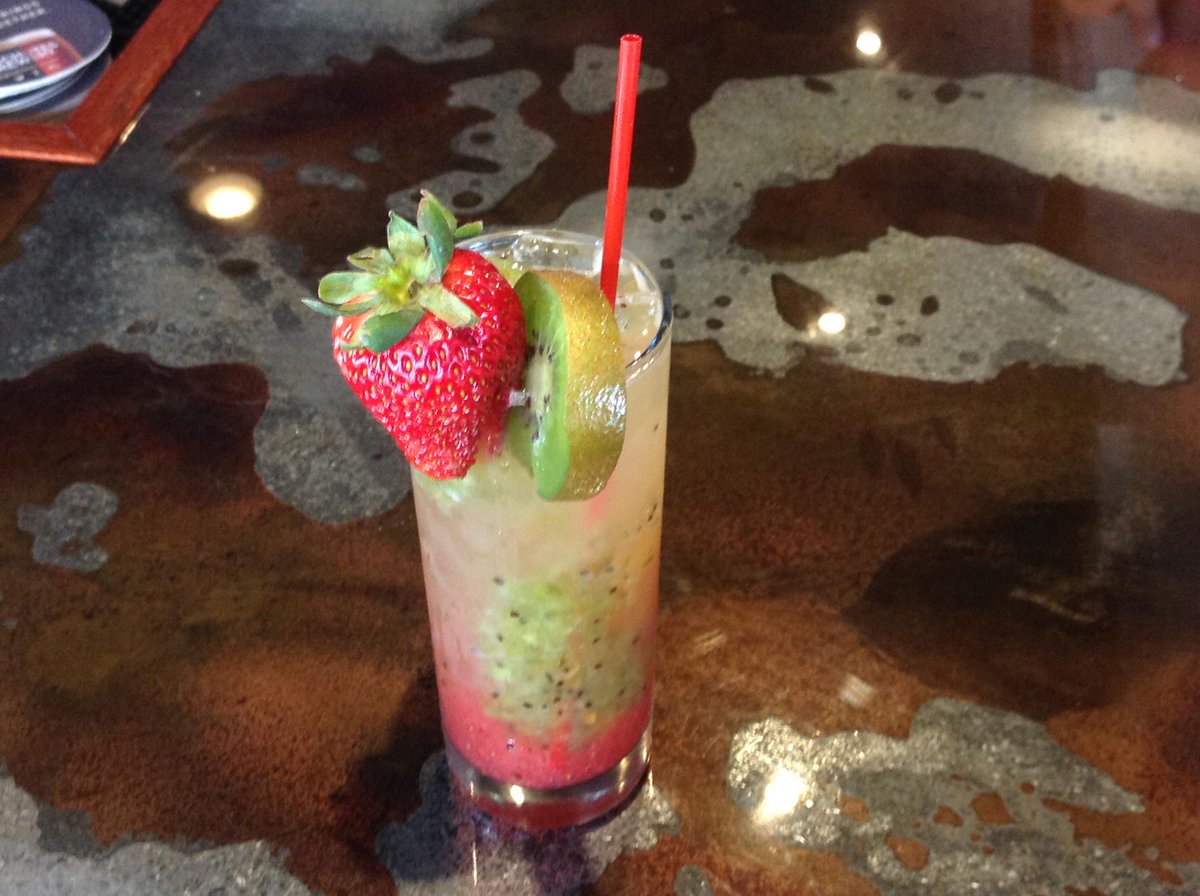 DinnerandRecipe's tweet photo. Readyto start the weekend? Try this Kiwi Strawberry Daiquiri Recipe from Crazy Tomato
http://t.co/2qH6ymq8w2 http://t.co/je7h3Q9cAk