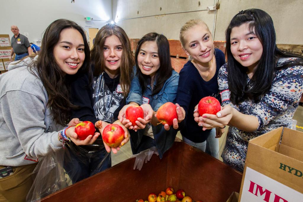 Rotary's tweet image. Starting a chat with @RFHarvest and @foodbanking for a #WorldFoodDay. Join us by using #Rotarystopshunger!