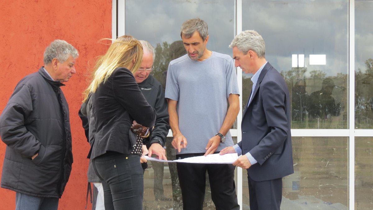 mariomeoni's tweet photo. Recorrimos las obras de la pista de atletismo junto a Julio Gómez quien se mostró muy satisfecho por las mismas. http://t.co/Q2nucLo6Zm