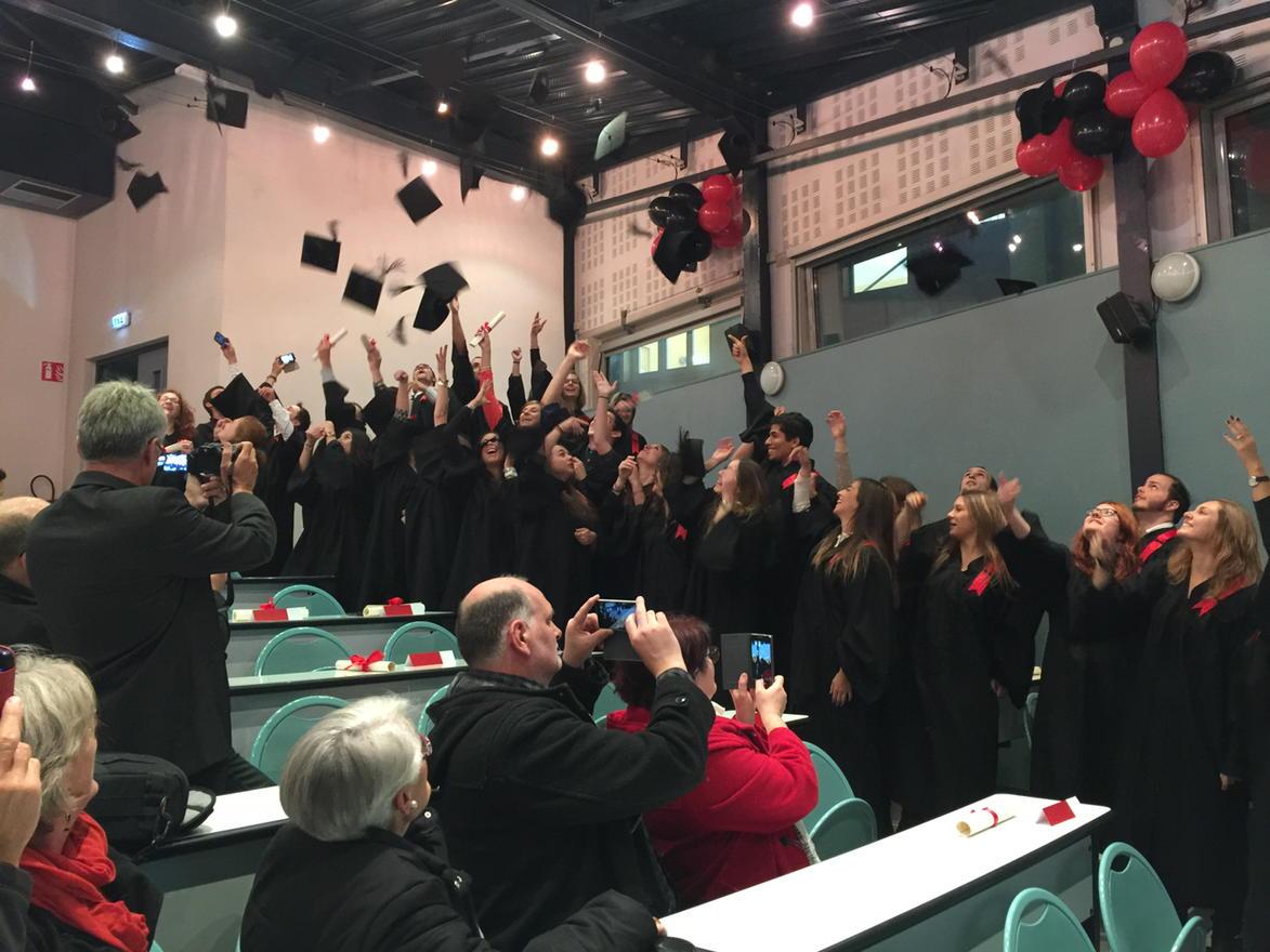 IUT2Grenoble's tweet photo. Le jeté de toques du #dueti #Grenoble la photo tant attendue. La fierté des parents, des diplômes et de l'#iut2! http://t.co/It7bpgcDa6