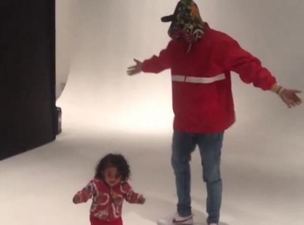 PeopleProjectNS's tweet image. #ChrisBrown Dances With Royalty In Cute Father And Daughter Photoshoot By #LanaDelRey’s  &amp;gt; goo.gl/nEkx9O