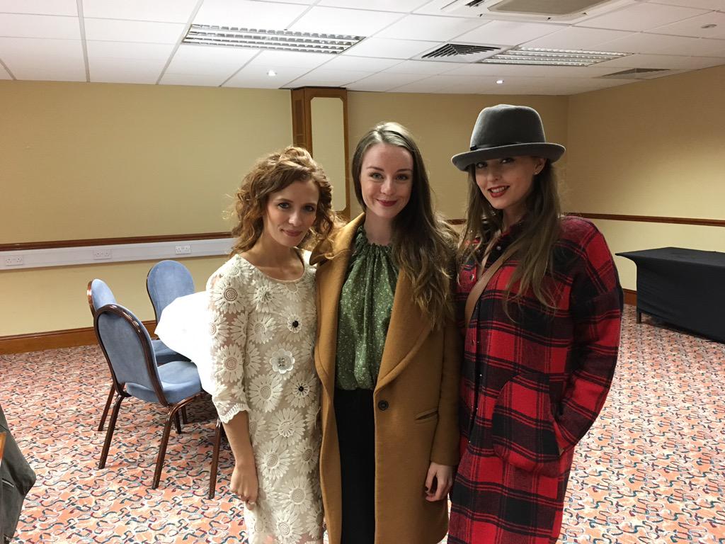 lorettaramos's tweet photo. Backstage at #RedDragonCon @starfuryevents - the ladies of #Hannibal ! http://t.co/LkqPljMhoz