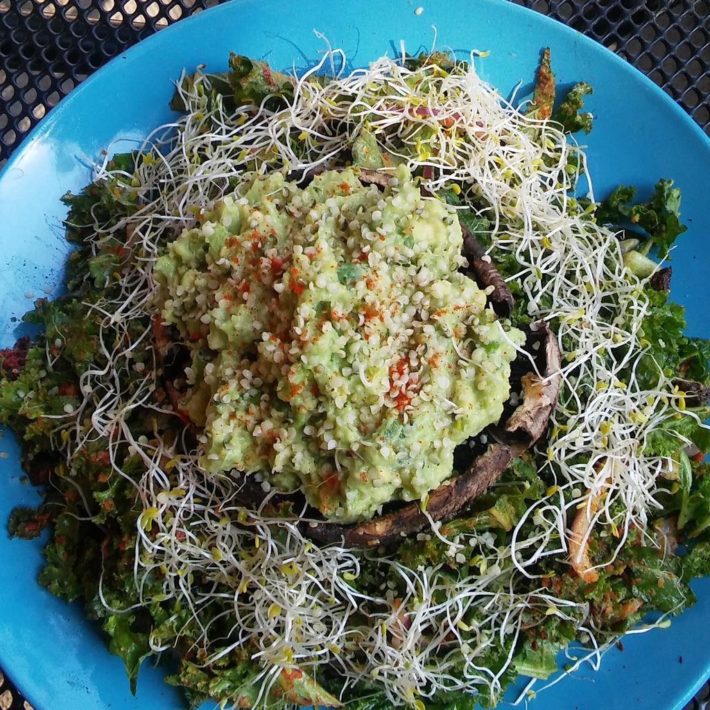 beetotallyfree's tweet photo. Kale portabello avocado hemp seeds and sprouts I am bliss 13 http://t.co/q2BtCqrPbE