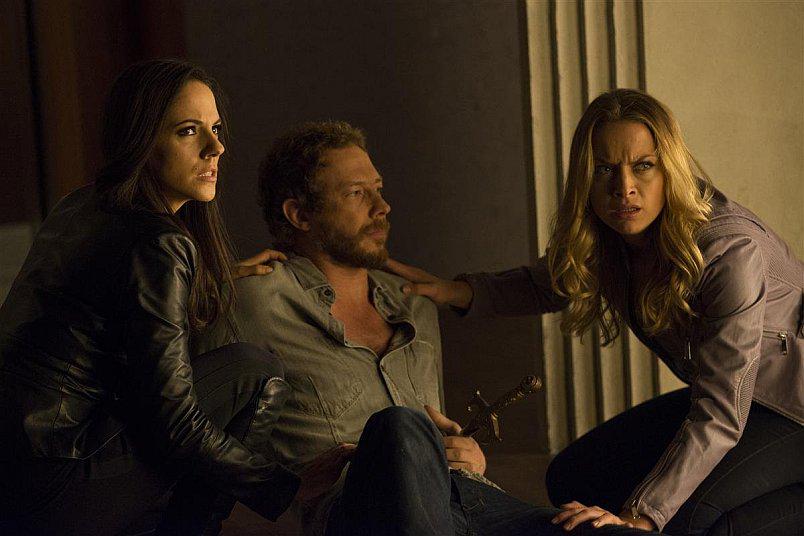 A little late getting this out but here's my podcast for #LostGirl 5x13 Family Portrait tuningintoscifitv.com/2015/10/15/the…