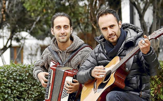 RadioPudahuel's tweet photo. Nuestros amigos @losvasquez nos dejaron un saludo especial. Míralo en nuestra web http://t.co/6tCcyxAkg0 http://t.co/xXZsaH8KVo