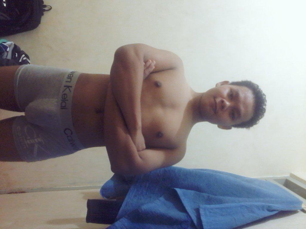 ZackyIndraone's tweet photo. Me...sehabis mandi jadi seger banget http://t.co/lTd9rEpEHF