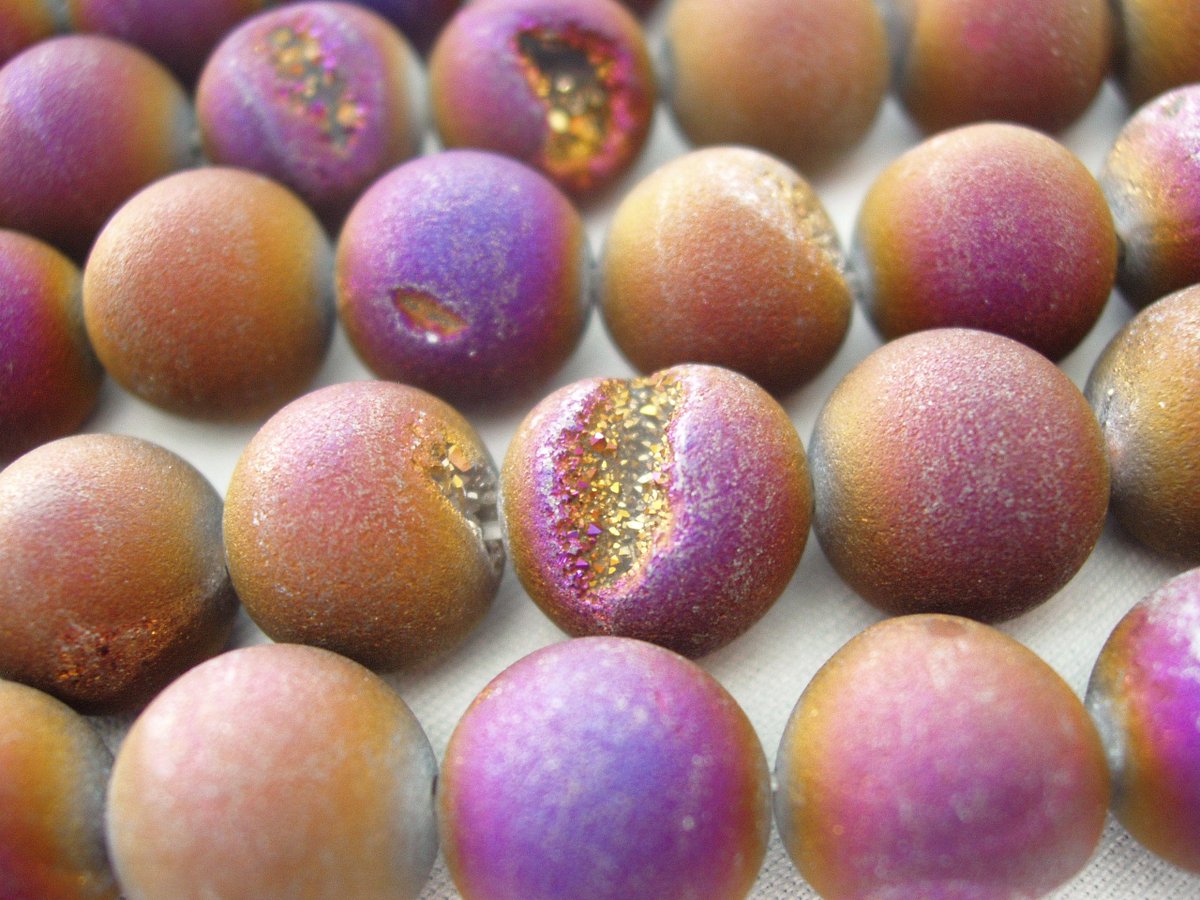 Check out these colorful aubergine geode druzy quartz stones here ow.ly/TuvFF #jewellery
 Energy Stone