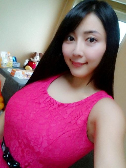 撮影会に着るワンピ(*>&omega;<*) 今日は大好きなショッキングピンク(,,> <,,)♡ http://t.co/jAt7Wwtdj5