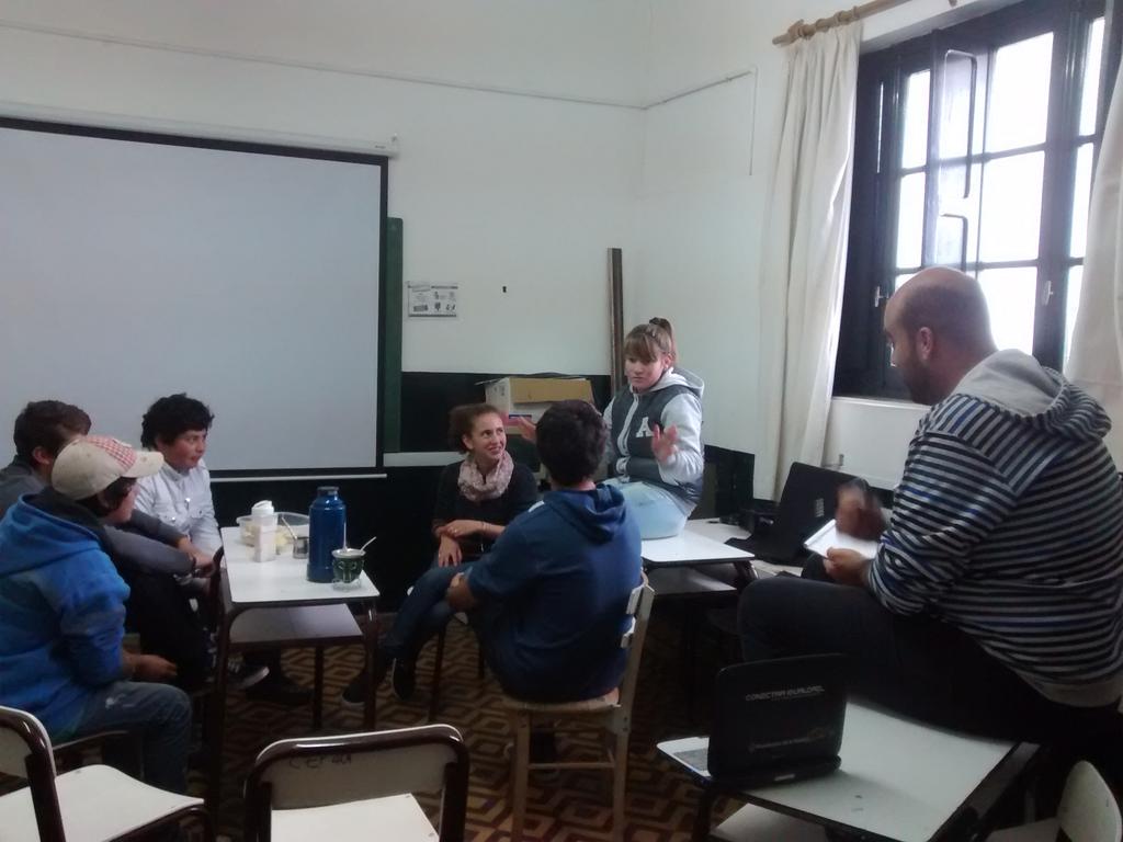 elvitakehler's tweet photo. Curso CLAN Ed. Digital. Taller de teatro por el Prof Mariano Espondaburu. Gracias! @secundaria_3 @jef_rauch http://t.co/4bH5Nx6K6c