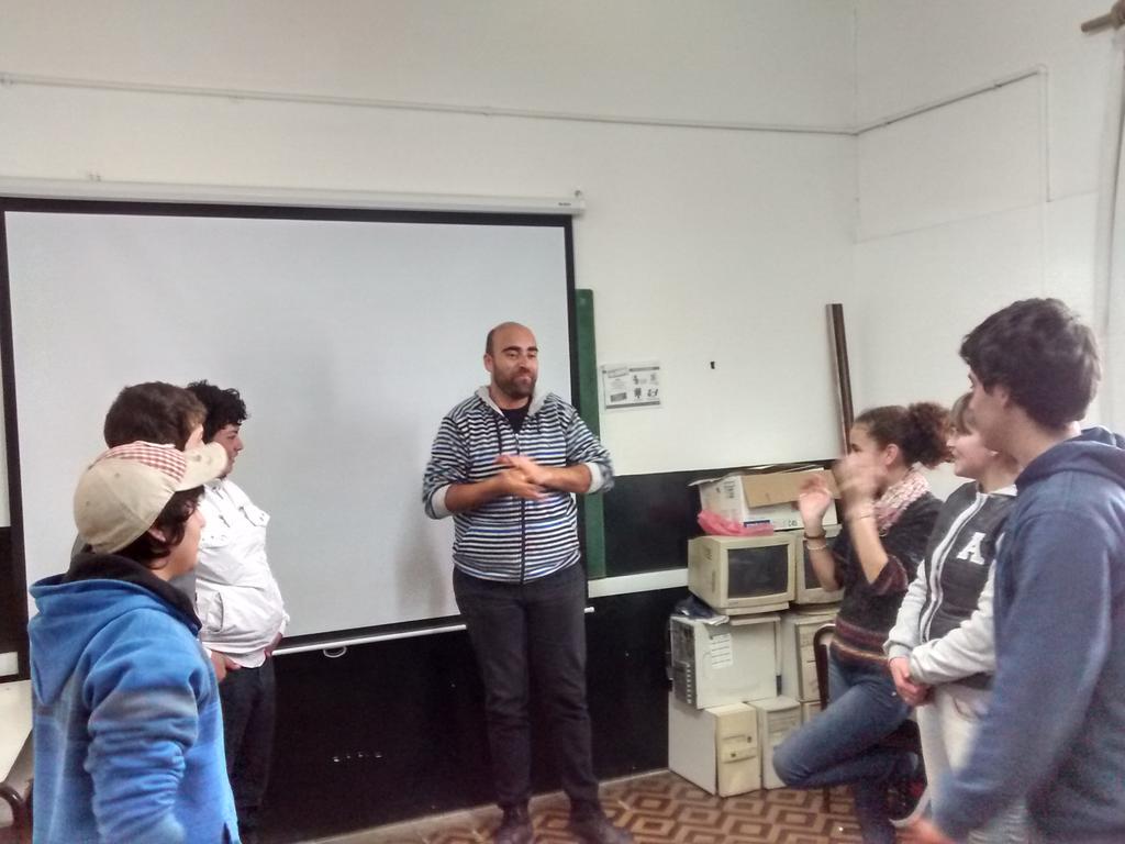 elvitakehler's tweet photo. Curso CLAN Ed. Digital. Taller de teatro por el Prof Mariano Espondaburu. Gracias! @secundaria_3 @jef_rauch http://t.co/4bH5Nx6K6c