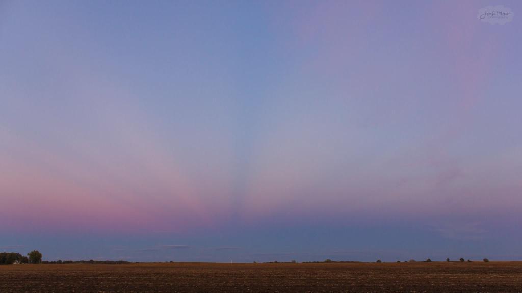 JodiMair's tweet photo. Anticrepuscular rays at sunset near Elburn, Illinois this evening. #sunset #ilwx  @spann @JimCantore @Ginger_Zee http://t.co/SJdACnS71W