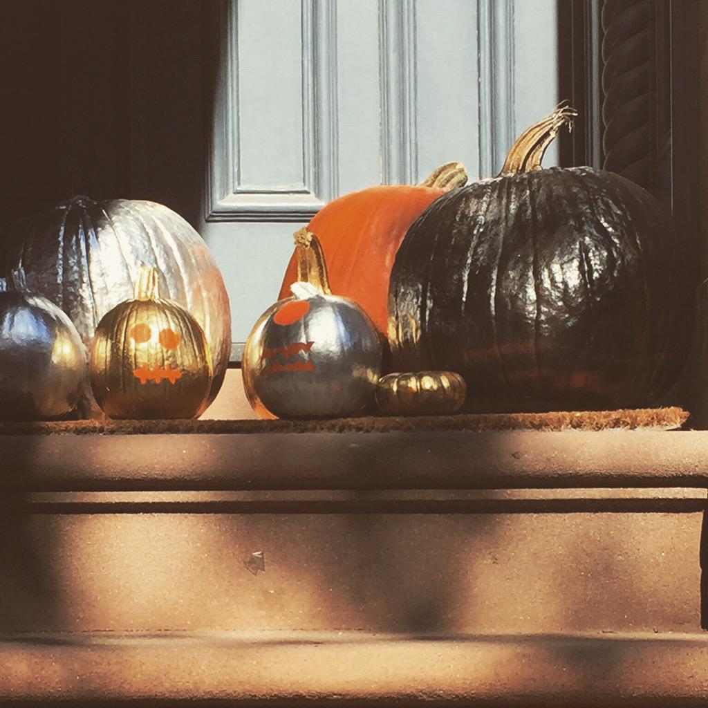 Sunday_Supper's tweet photo. It's Halloween decorating season! #halloweenInNewyork #pumpkins #goldpumpkins #blackpumpkins #silverpumpkins http://t.co/IFeuz5XMXa
