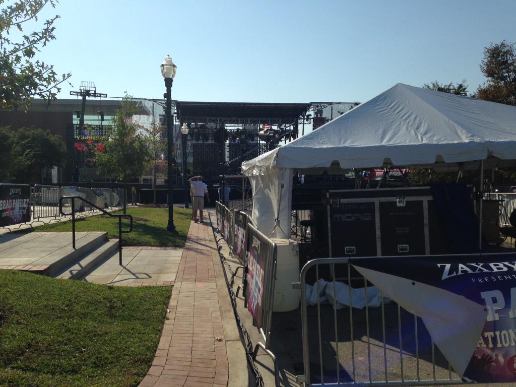 brooknj's tweet photo. #countrymationcollegetour #BradPaisley #usc#hiltonvista #gettingmycountryon http://t.co/9hdccjnOuC