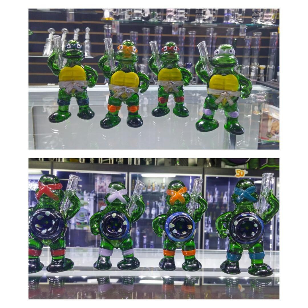 highupwaterpipe's tweet photo. Its the 🍕 ❤ing 🐢s. #tmnt #leonardo #raphael. #donatello &amp; #michelangelo @ #highup #stayhigh #columbus #ohiostate http://t.co/qwIcXHcbQu