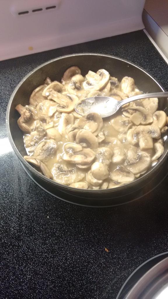 colivero346's tweet photo. Homemade mushroom sauce for my chicken! Good source of potassium and vitamin D #URwhatUtwEat @UWmerrynTA http://t.co/WnLUDpxdlJ