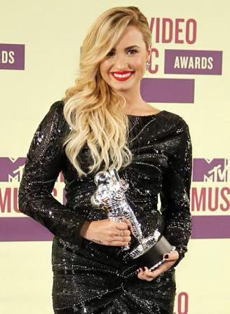 Itspedrito's tweet image. Cada cantora teen tem o prêmio que merece